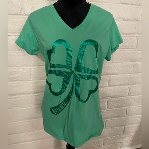 St. Patrick’s Day Green Short Sleeved V-neck T-shirt with Cloverleaf, sz XL